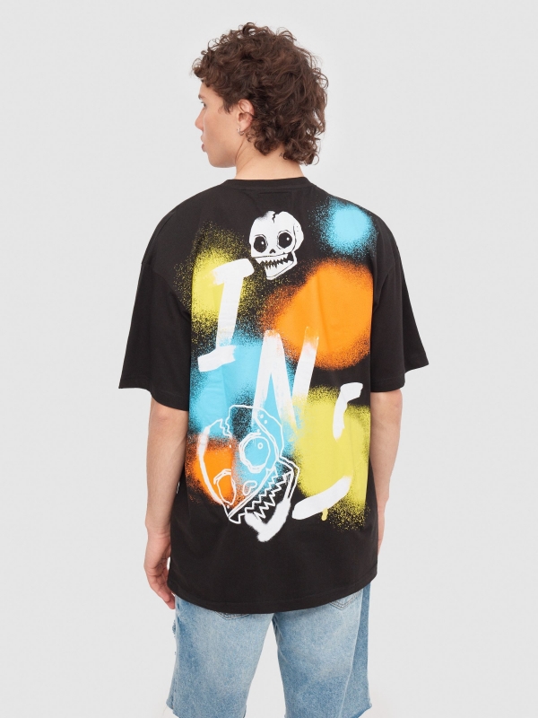 T-shirt oversize graffiti de caveira preto vista meia traseira