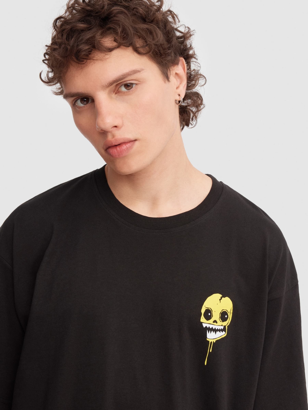 Camiseta oversize calavera graffiti negro vista detalle