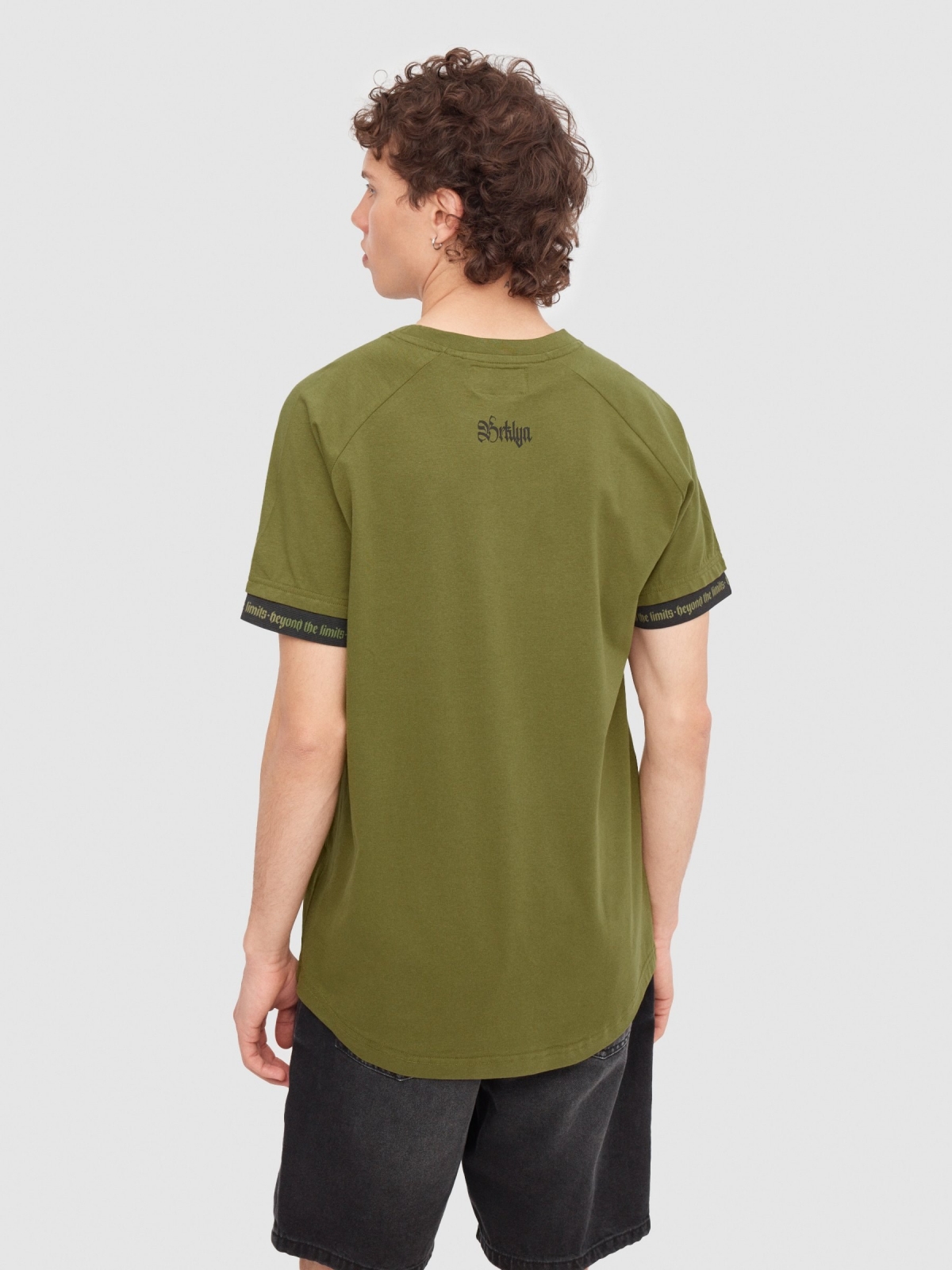T-shirt raglan com pormenor de texto cáqui vista meia traseira