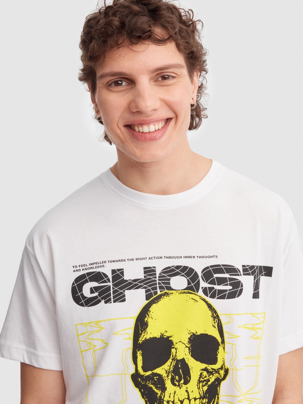 T-shirt com caveira de néon branco vista detalhe