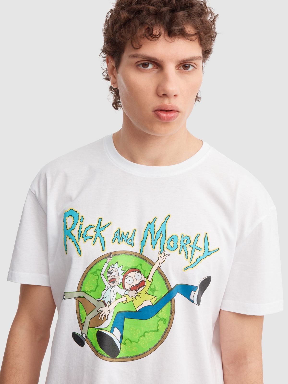 T-shirt Rick and Morty branco vista detalhe