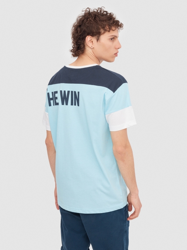 T-shirt desportiva com textura azul claro vista meia traseira