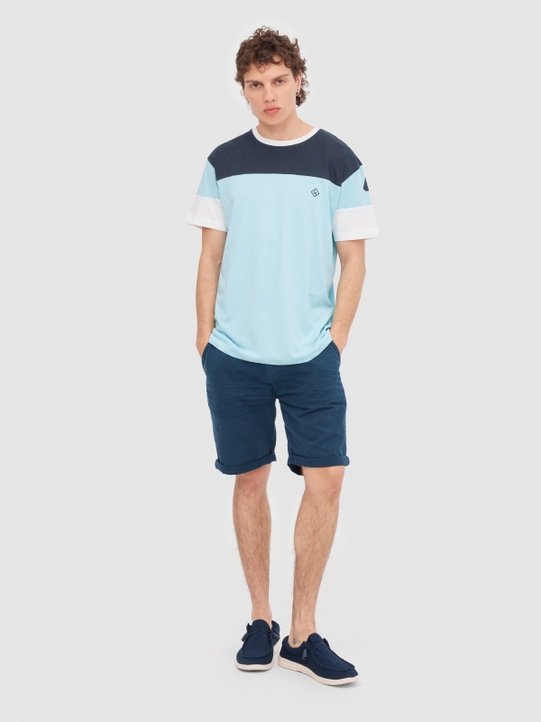 T-shirt desportiva com textura azul claro vista geral frontal