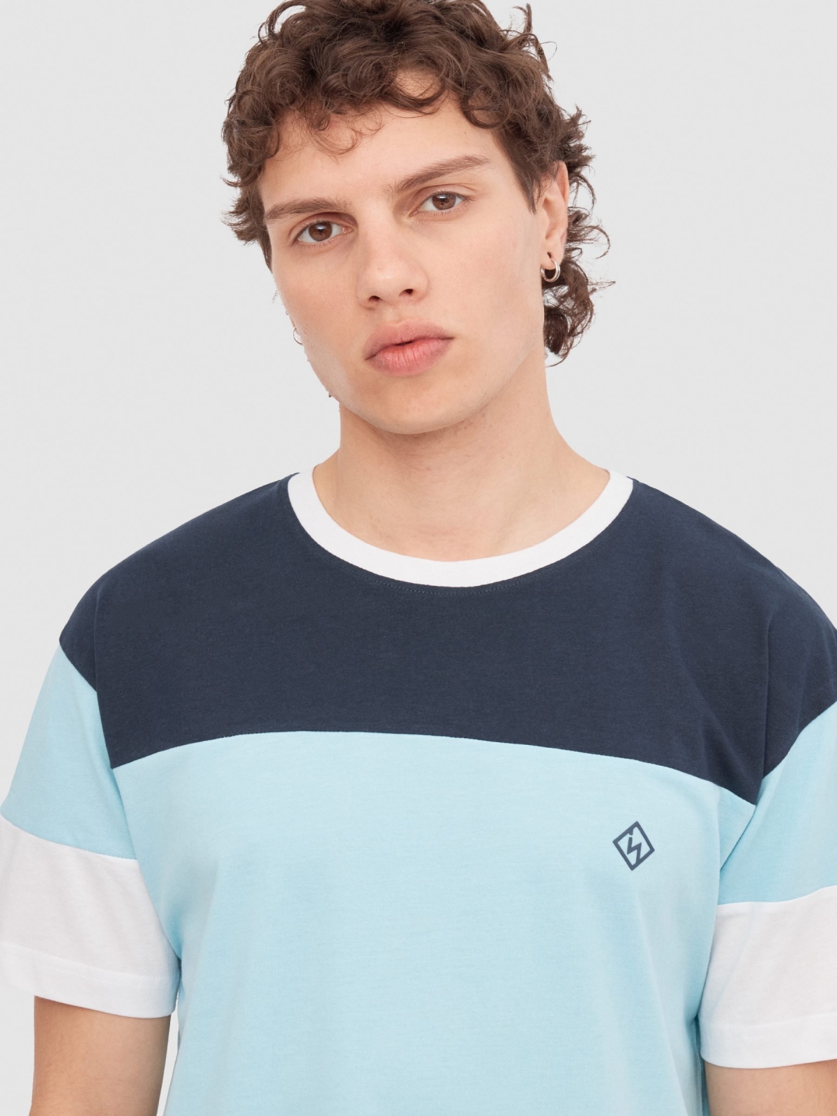 T-shirt desportiva com textura azul claro vista detalhe