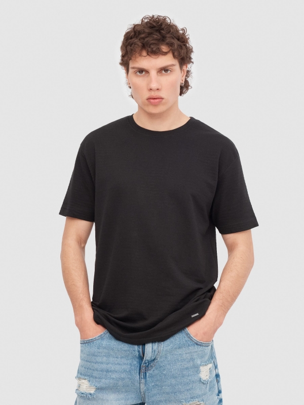 Camiseta rayas negro vista media frontal