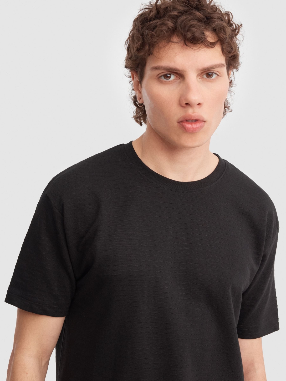 Camiseta rayas negro vista detalle