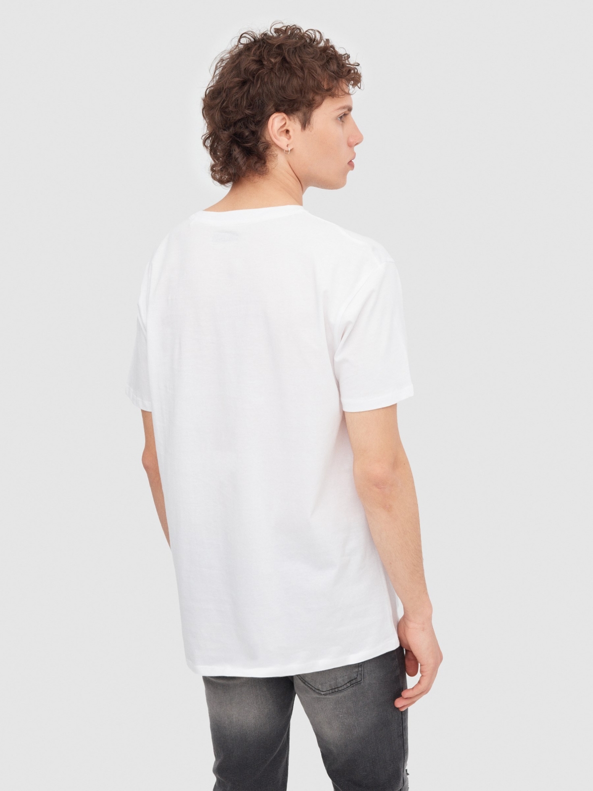 T-shirt das personagens de One Piece branco vista meia traseira
