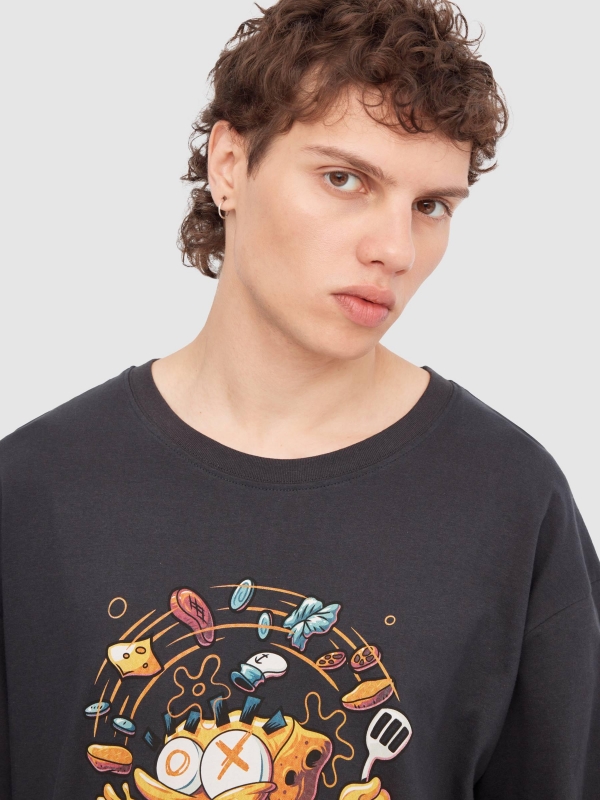 Camiseta oversize de Bob Esponja gris oscuro vista detalle