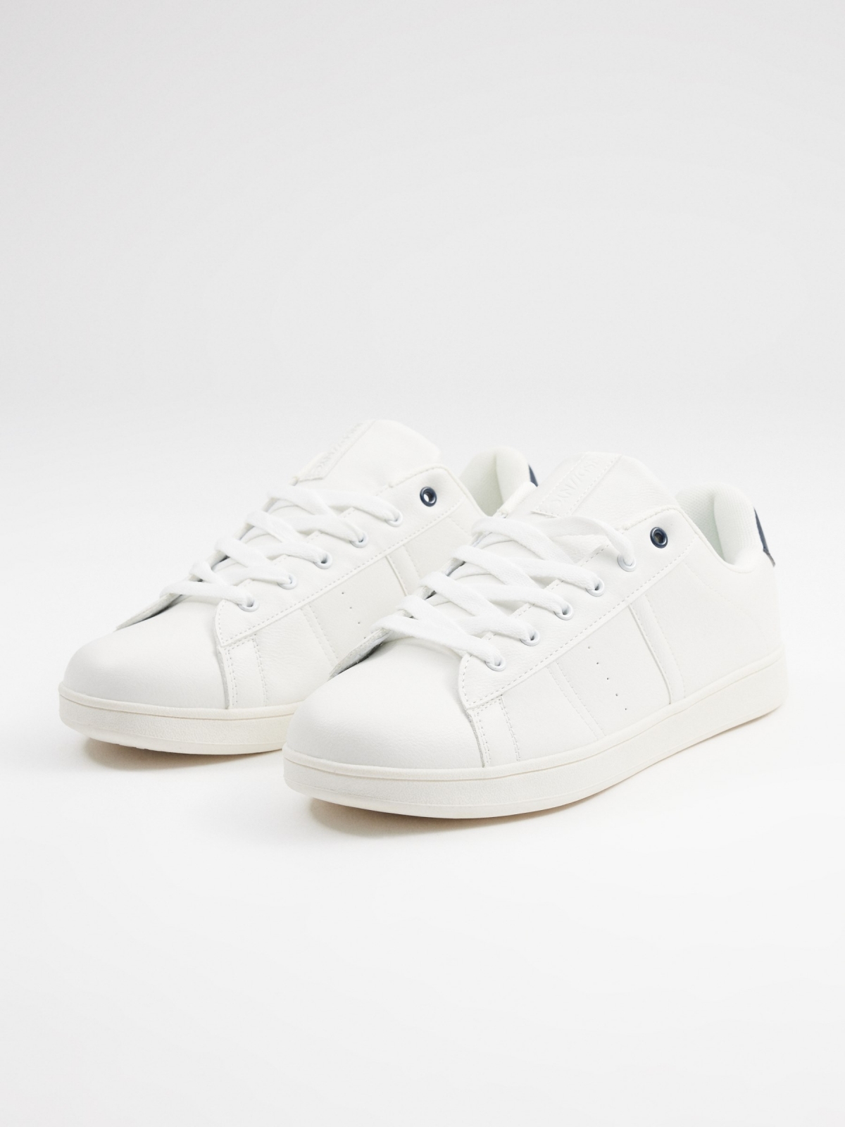 Classic casual sneaker white 45º front view