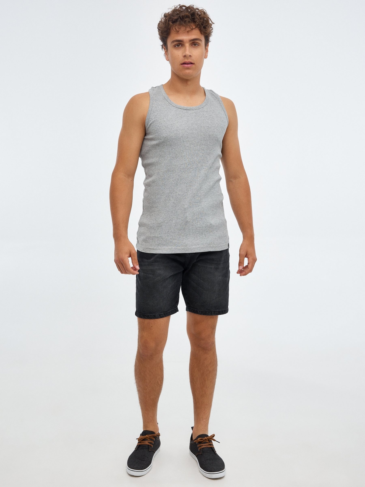 T-shirt básica com nas costas nadadora cinza vista geral frontal