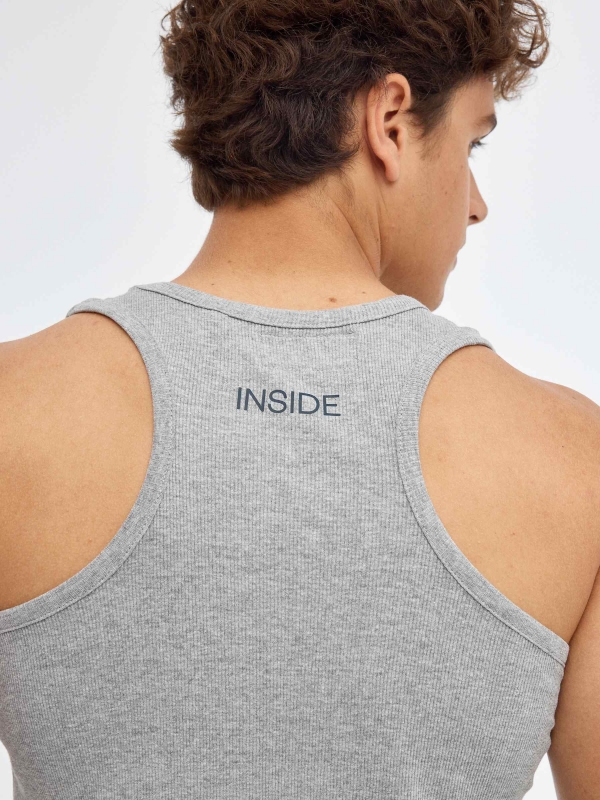 T-shirt básica com nas costas nadadora cinza vista detalhe