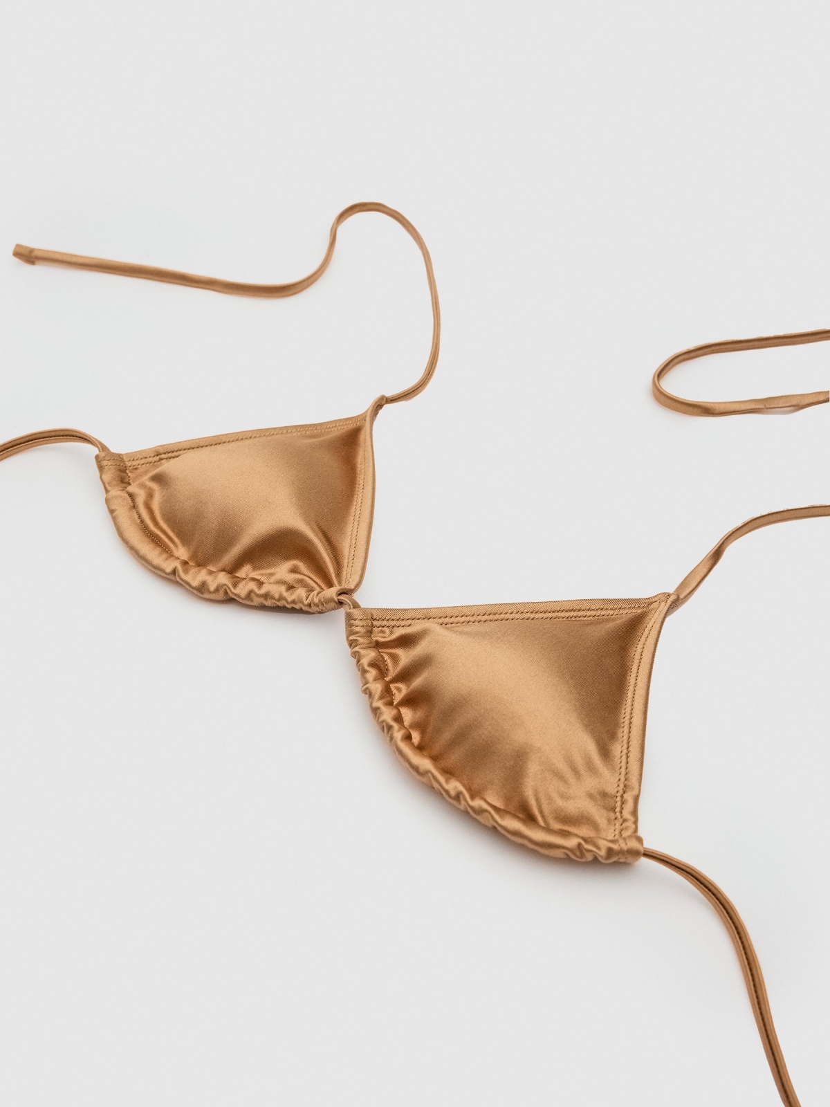 Top bikini metalizado dorado vista detalle