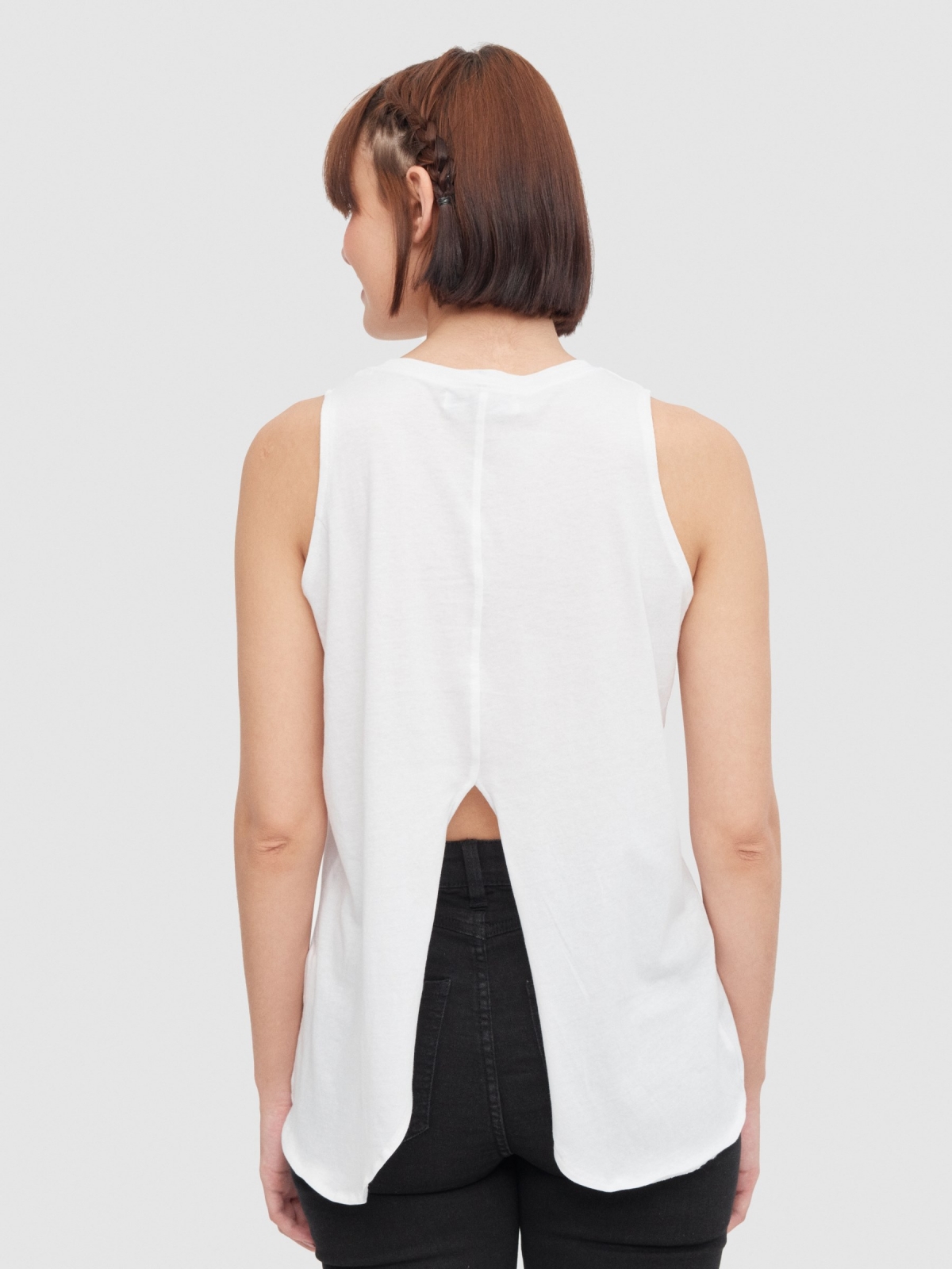 Camiseta abertura nas costas branco vista meia traseira
