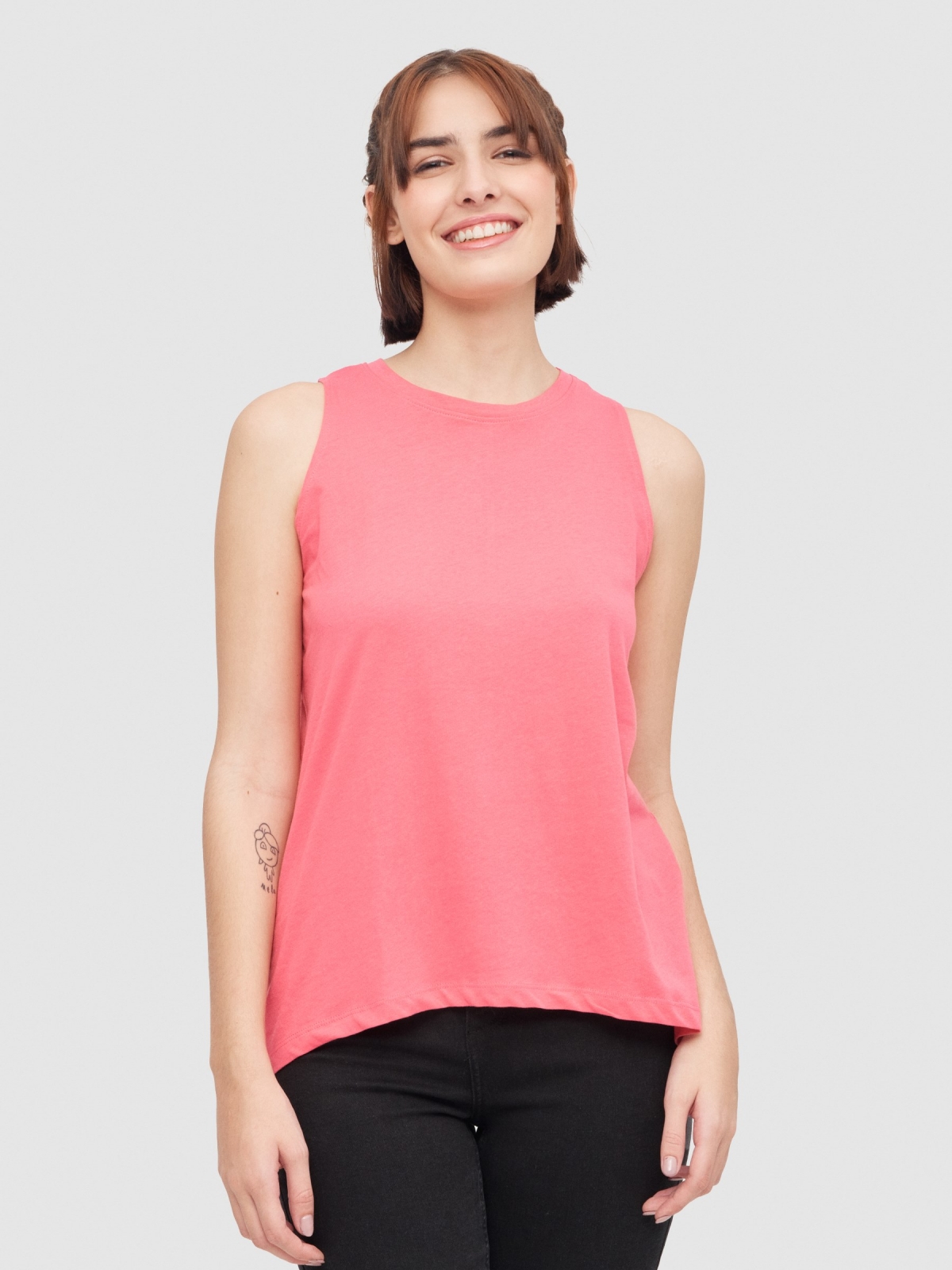 Camiseta abertura nas costas rosa vista meia frontal