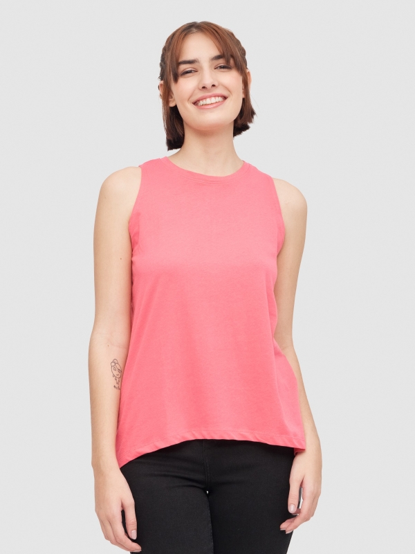 Camiseta abertura nas costas rosa vista meia frontal