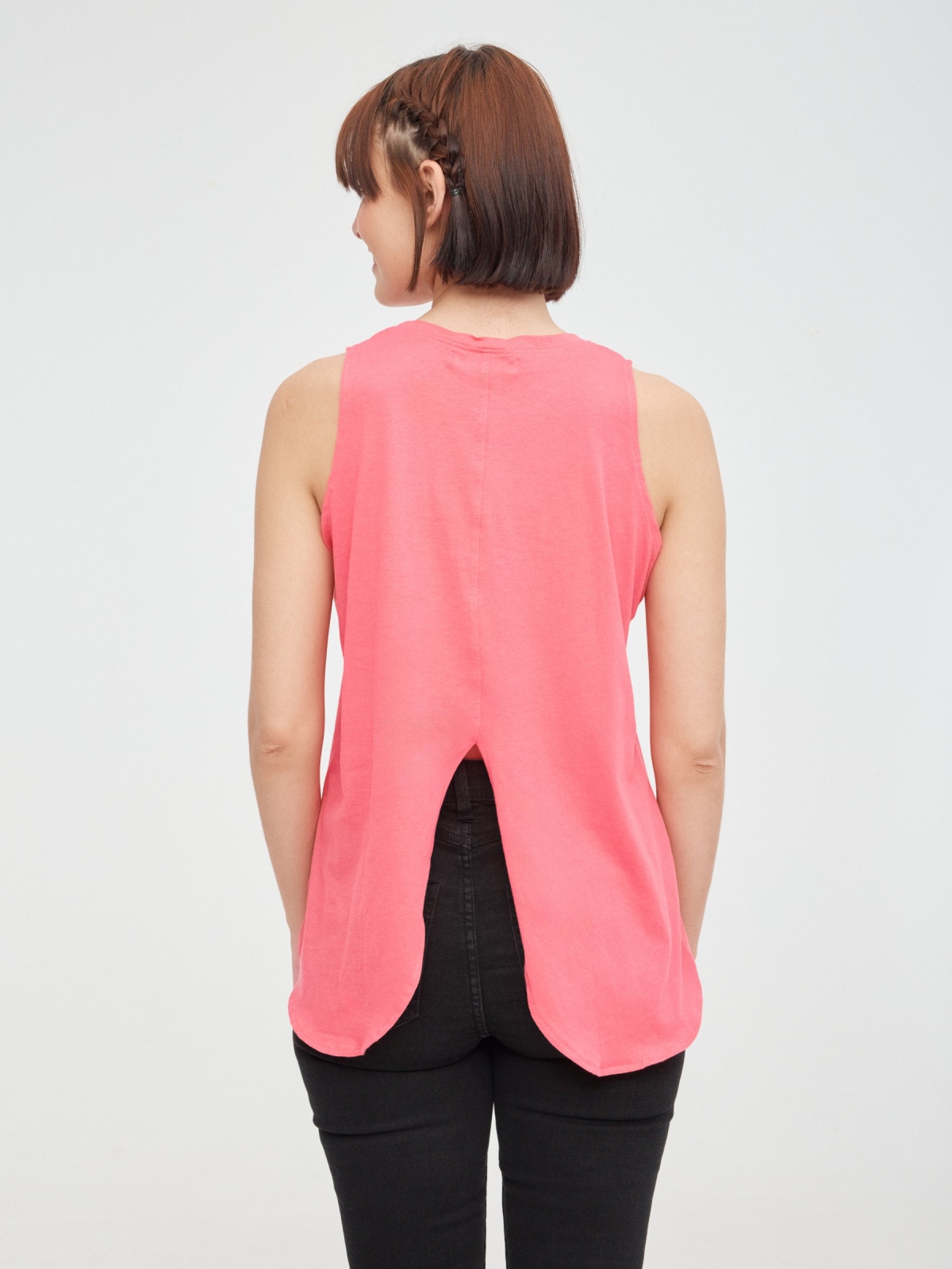Camiseta abertura nas costas rosa vista meia traseira