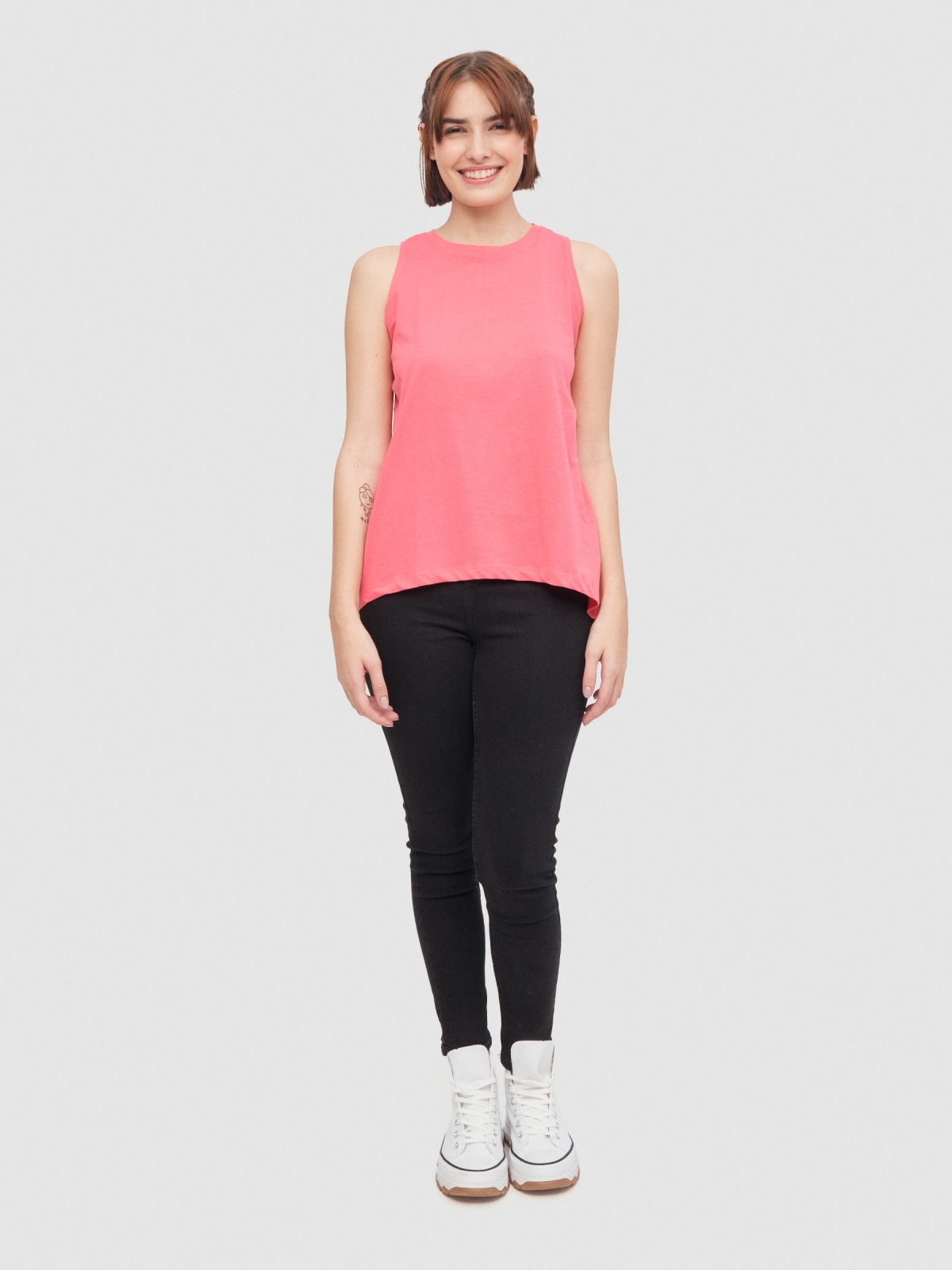 Camiseta abertura nas costas rosa vista geral frontal