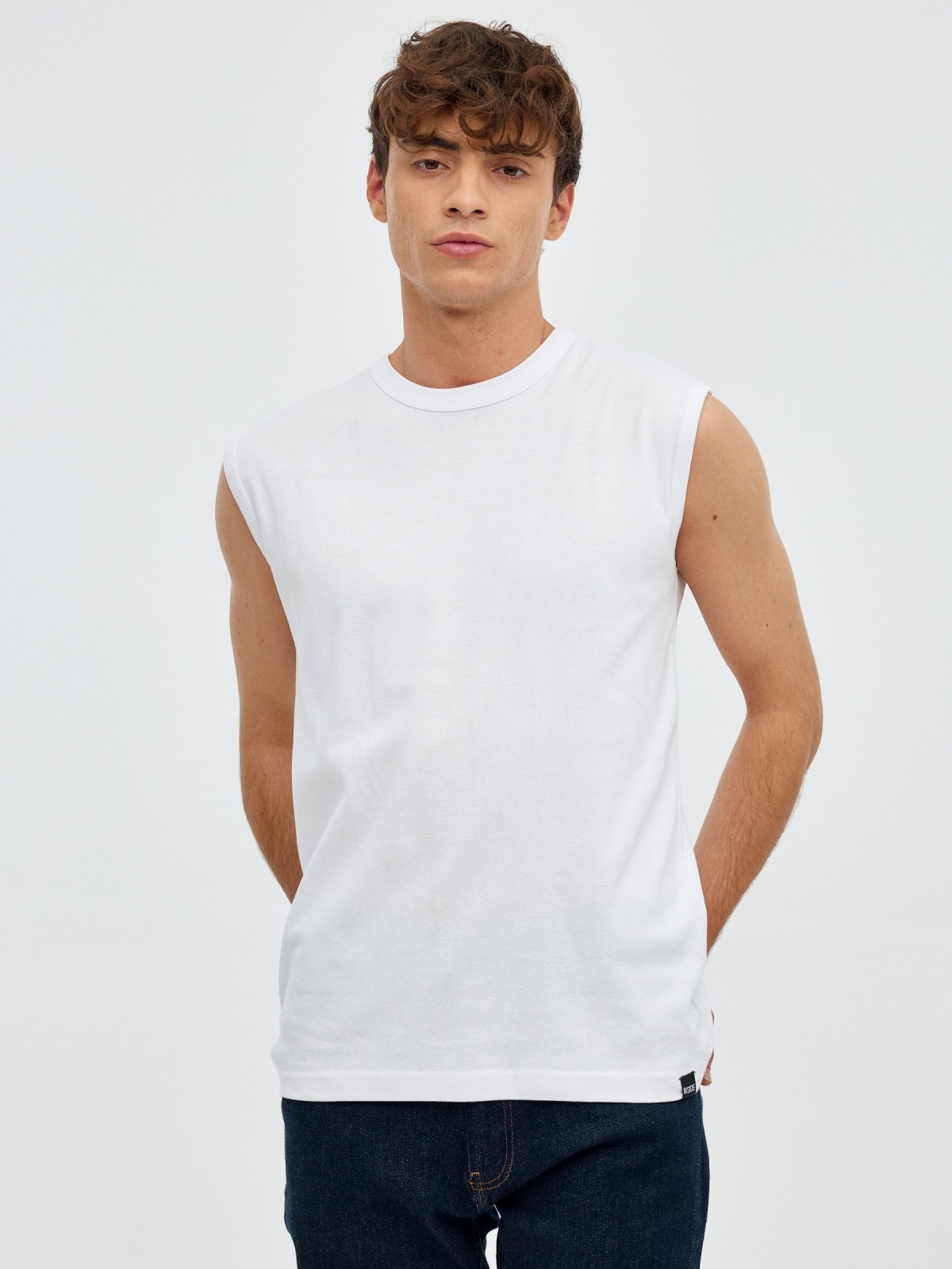 T-shirt básica sem mangas branco vista meia frontal
