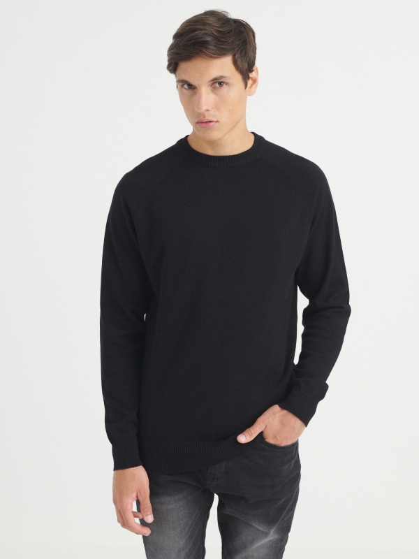 Plain sweater round neck black middle front view