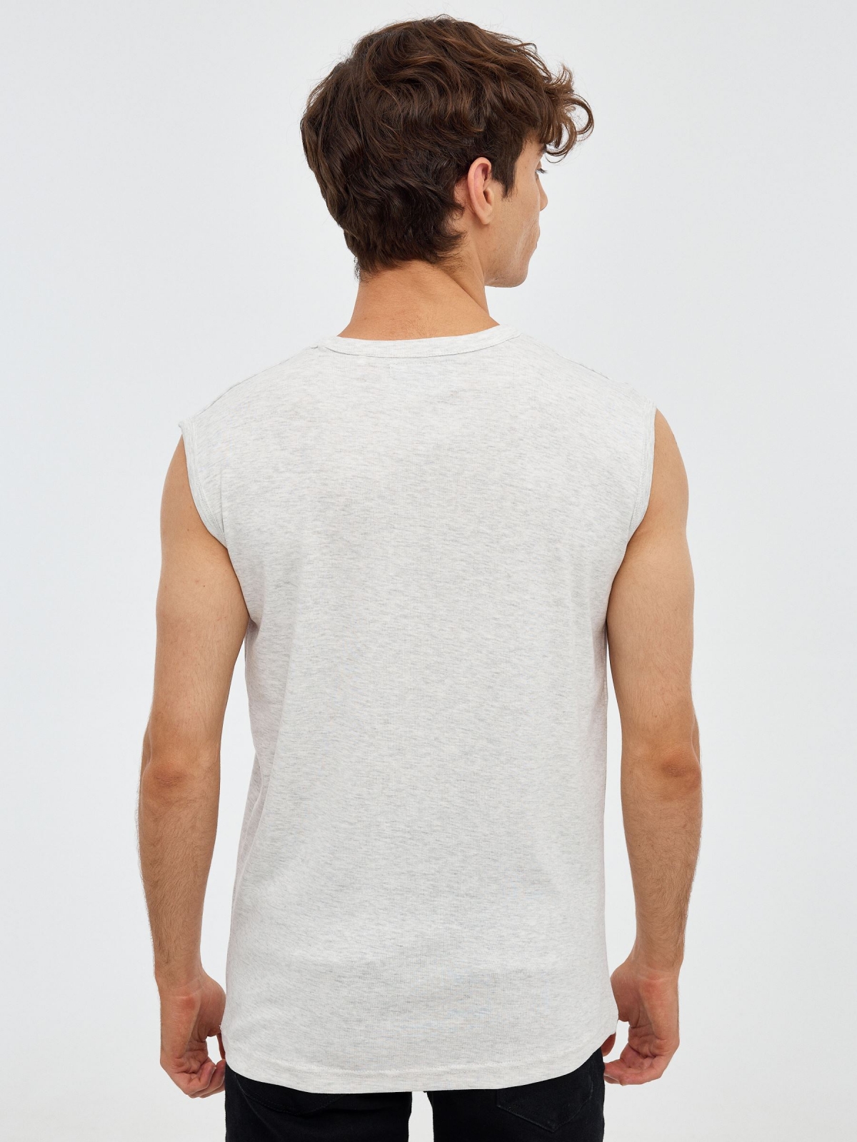T-shirt básica sem mangas cinza vista meia traseira