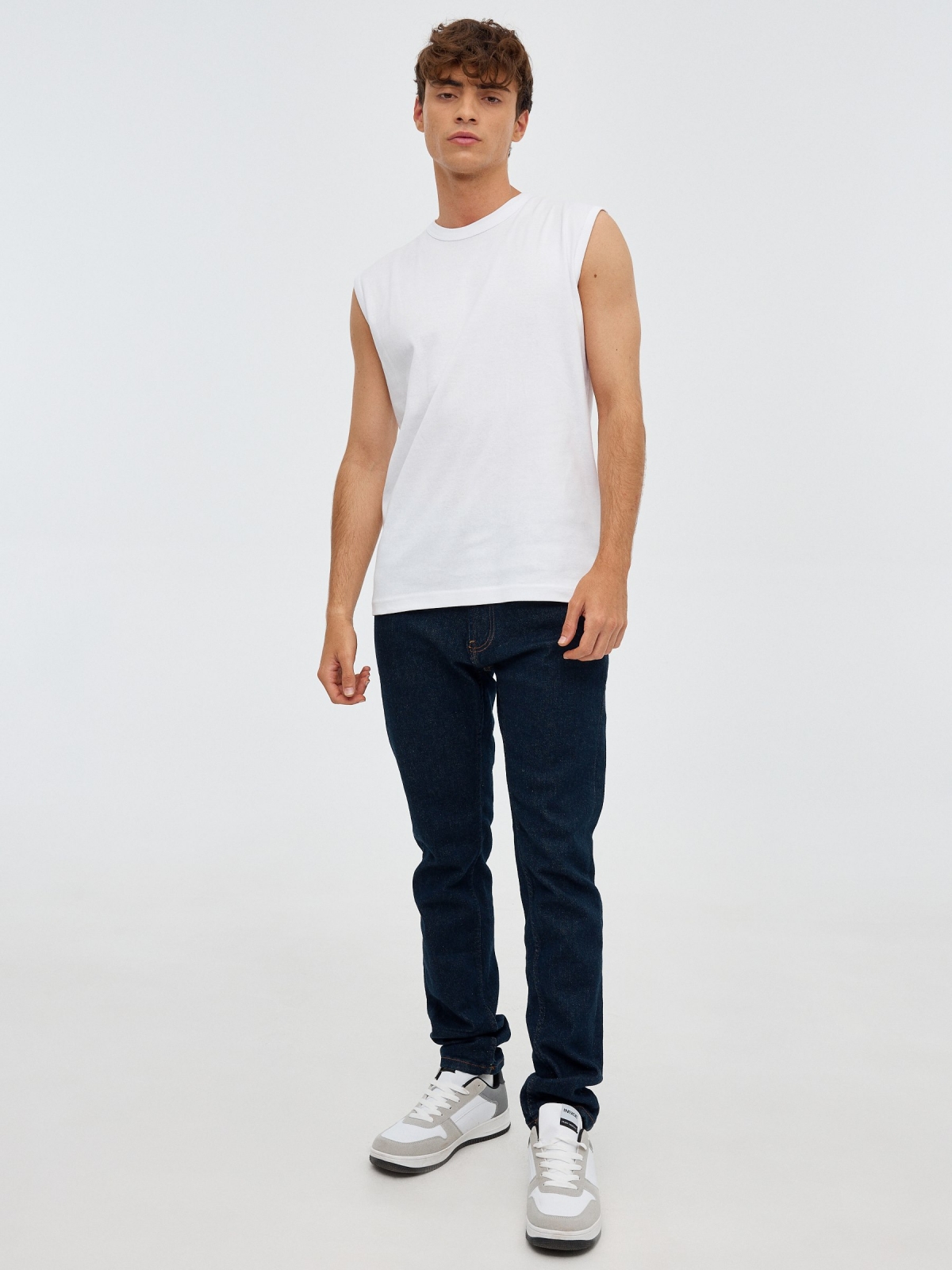 Basic sleeveless t-shirt white front view