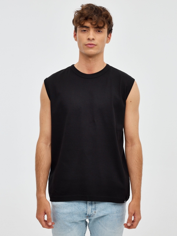 T-shirt básica sem mangas preto vista meia frontal