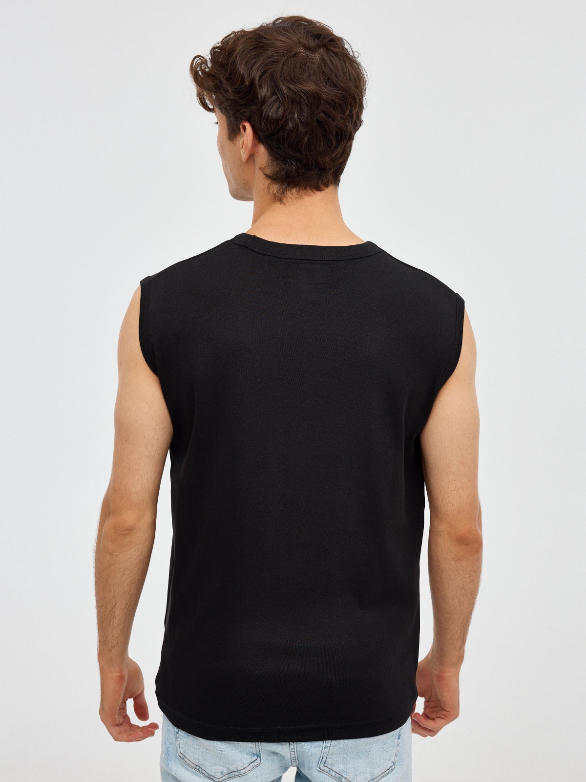 Camiseta básica sin mangas negro vista media trasera