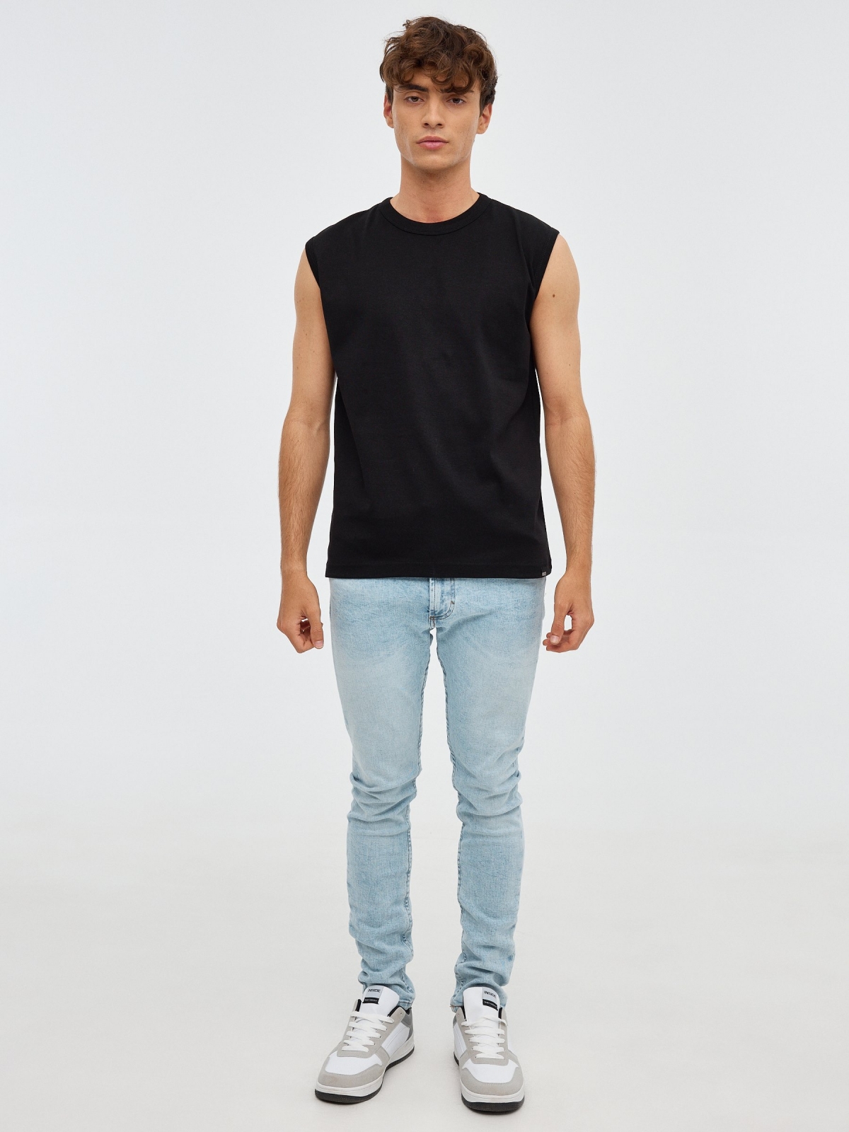 Basic sleeveless t-shirt black front view