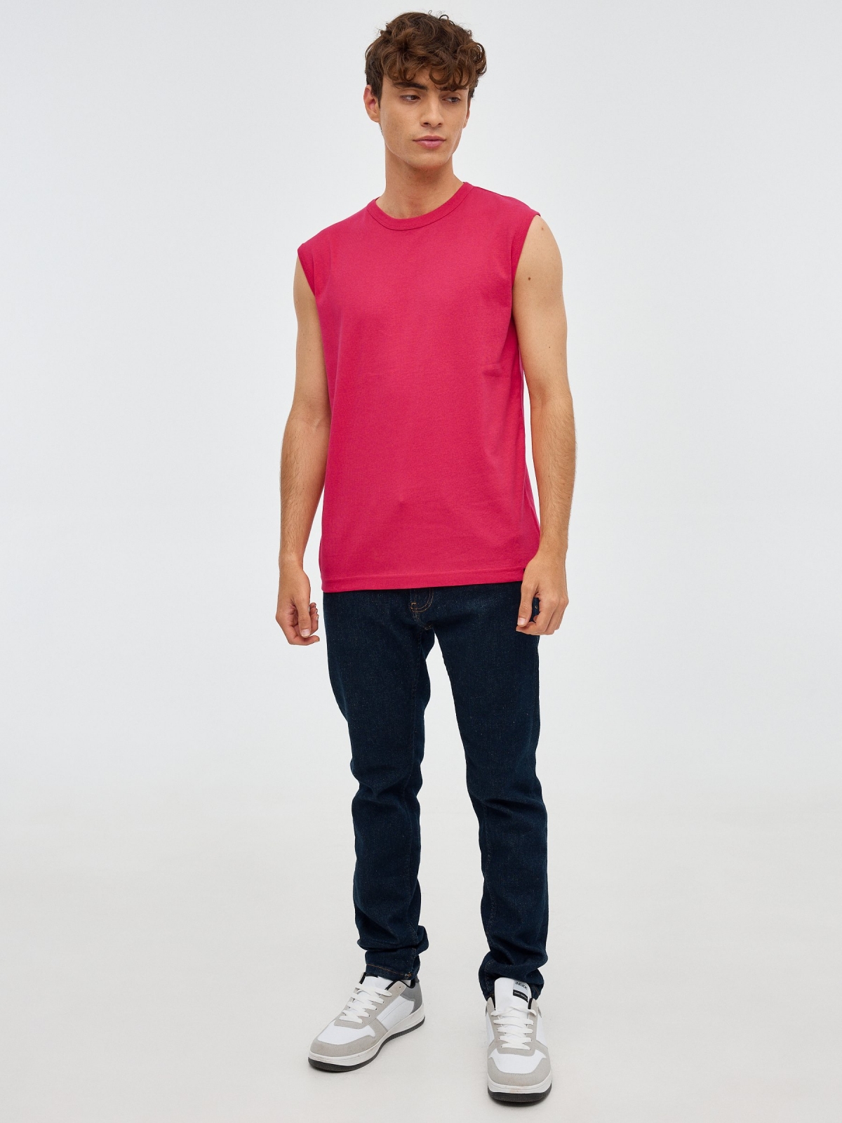 T-shirt básica sem mangas vermelho vista geral frontal