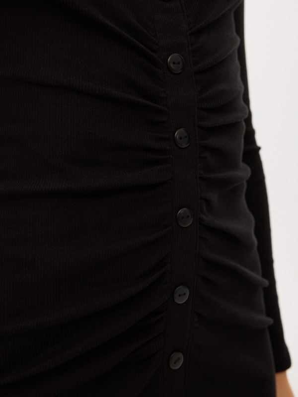 Vestido mini-camisa com folhos preto vista detalhe