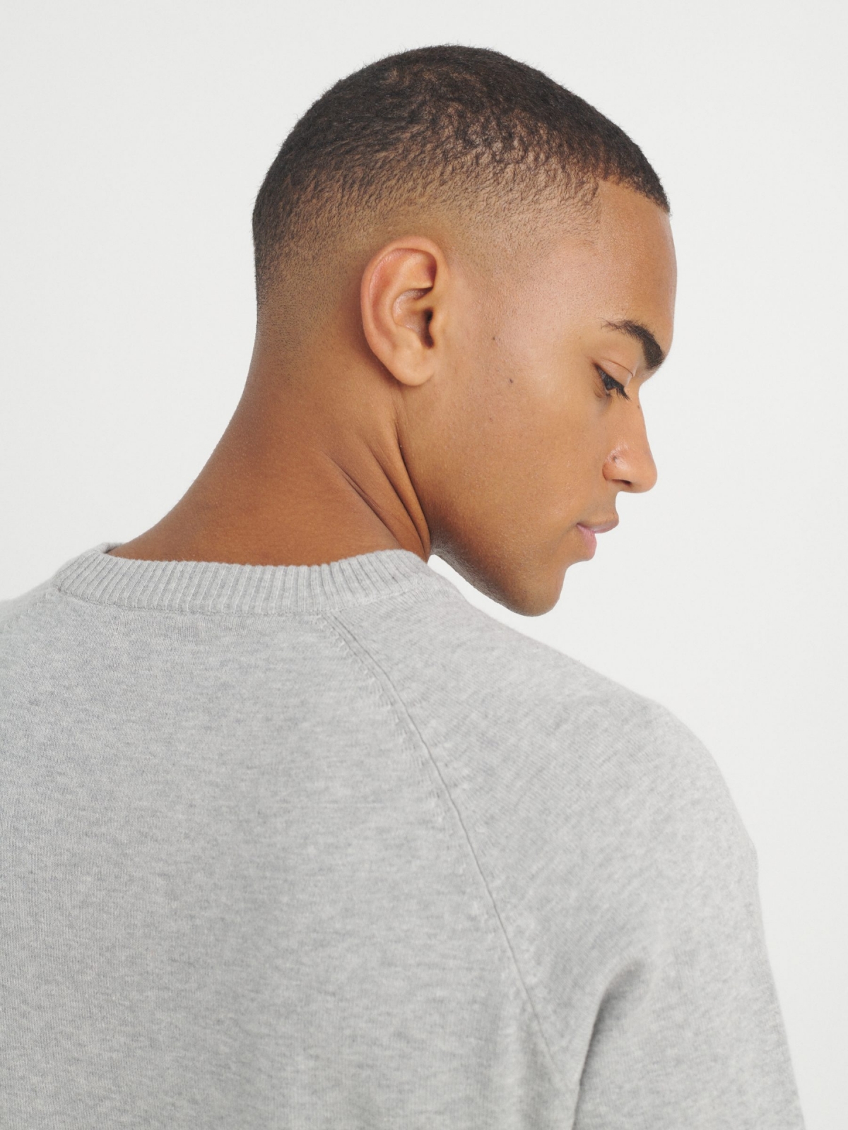 Plain sweater round neck light grey detail view