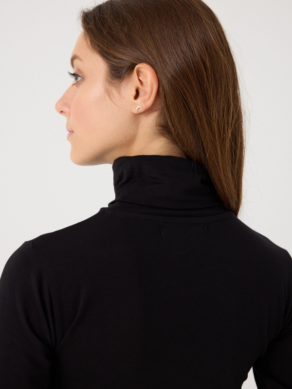 Camiseta báscio cuello cisne negro vista detalle