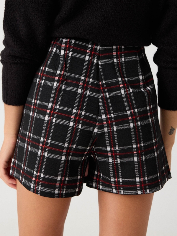 Skort de cuadros rojos con botones negro vista detalle