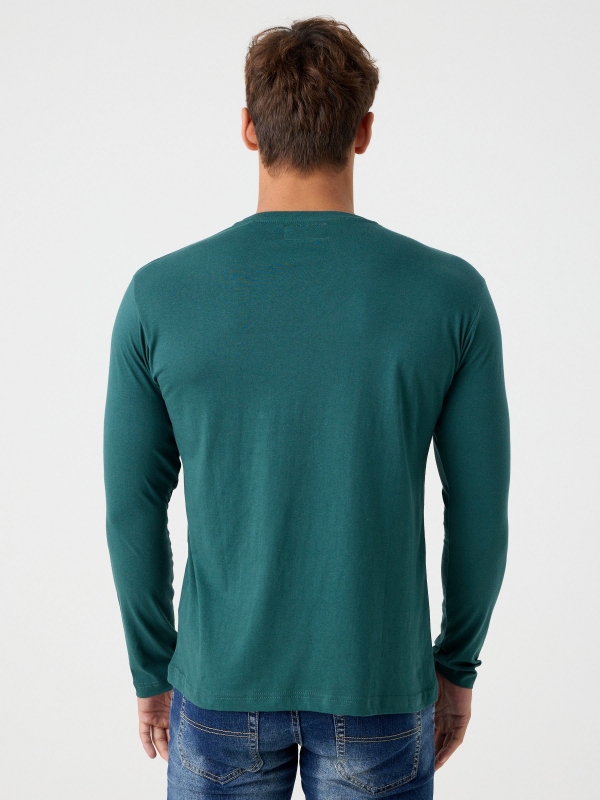 Camiseta básica con logo verde oliva vista media trasera