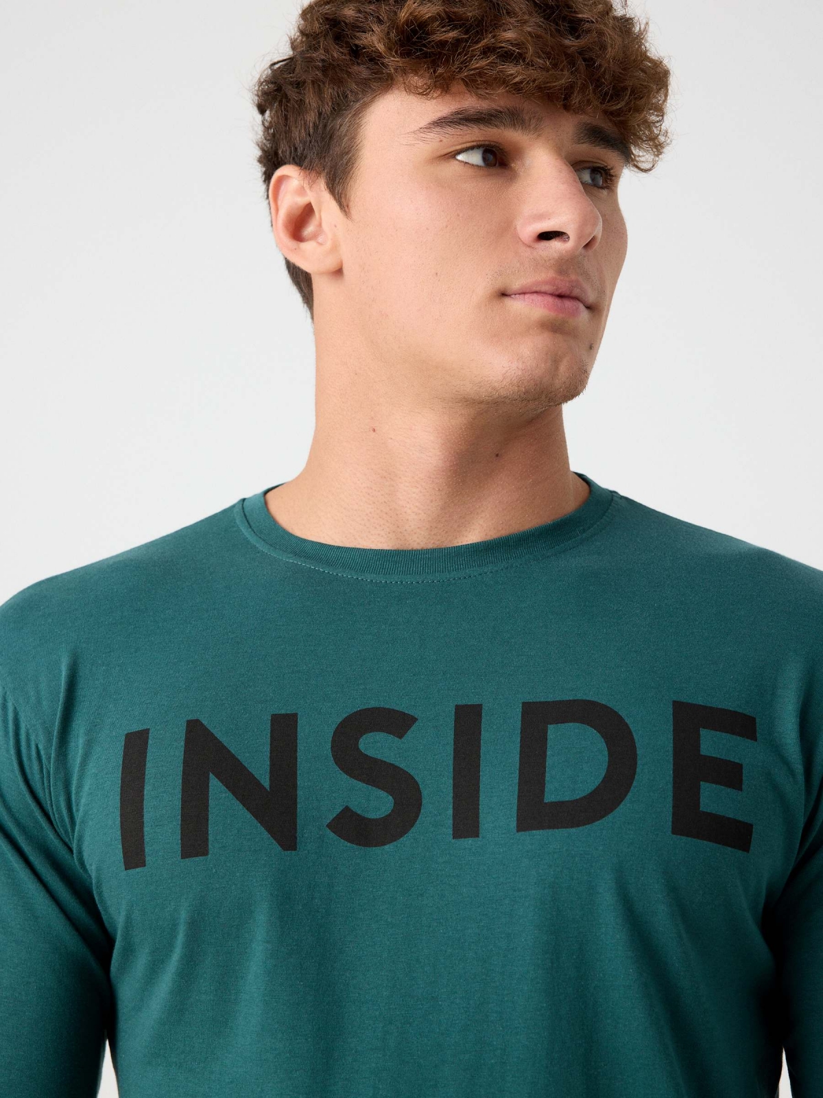Camiseta básica con logo verde oliva vista detalle