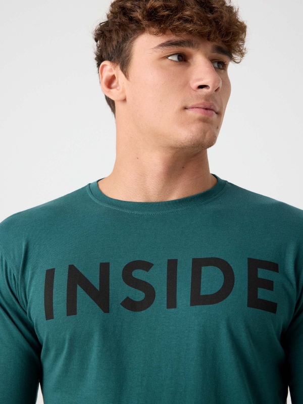 T-shirt básica com logótipo verde oliva vista detalhe