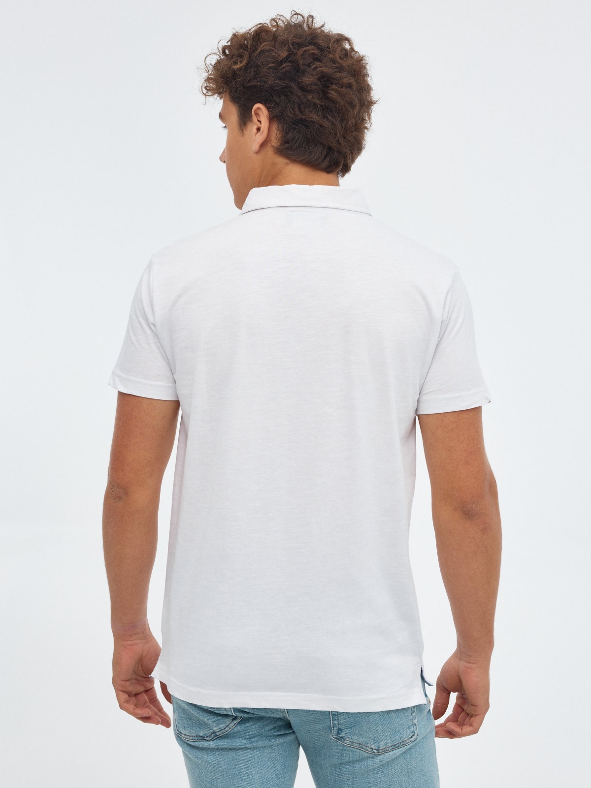 Camisa pólo básica gola clássica branco vista meia traseira