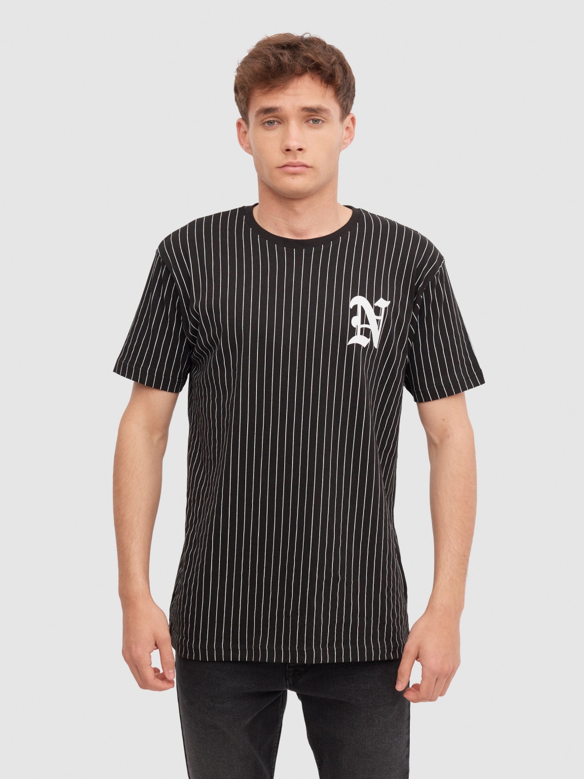 T-shirt com riscas verticais preto vista meia frontal