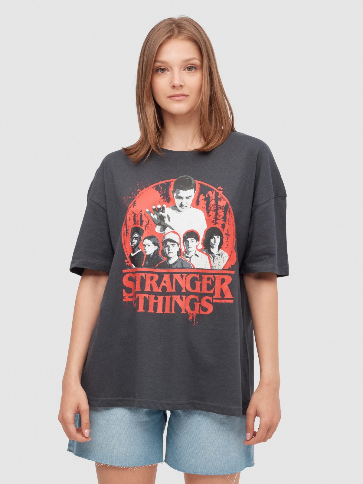 T-shirt oversize Stranger Things cinza escuro vista meia frontal