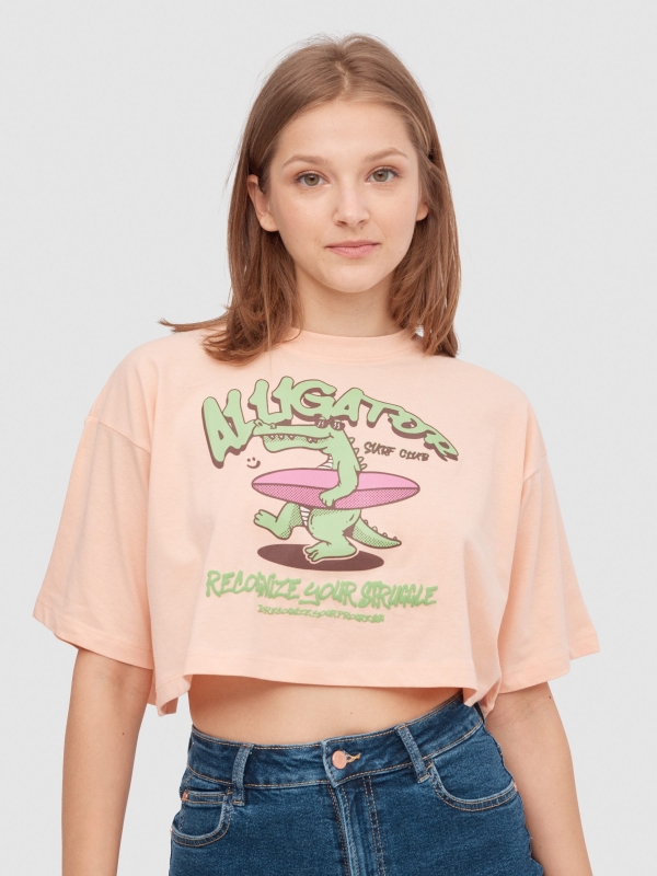 Camiseta crop cocodrilo rosa vista media frontal