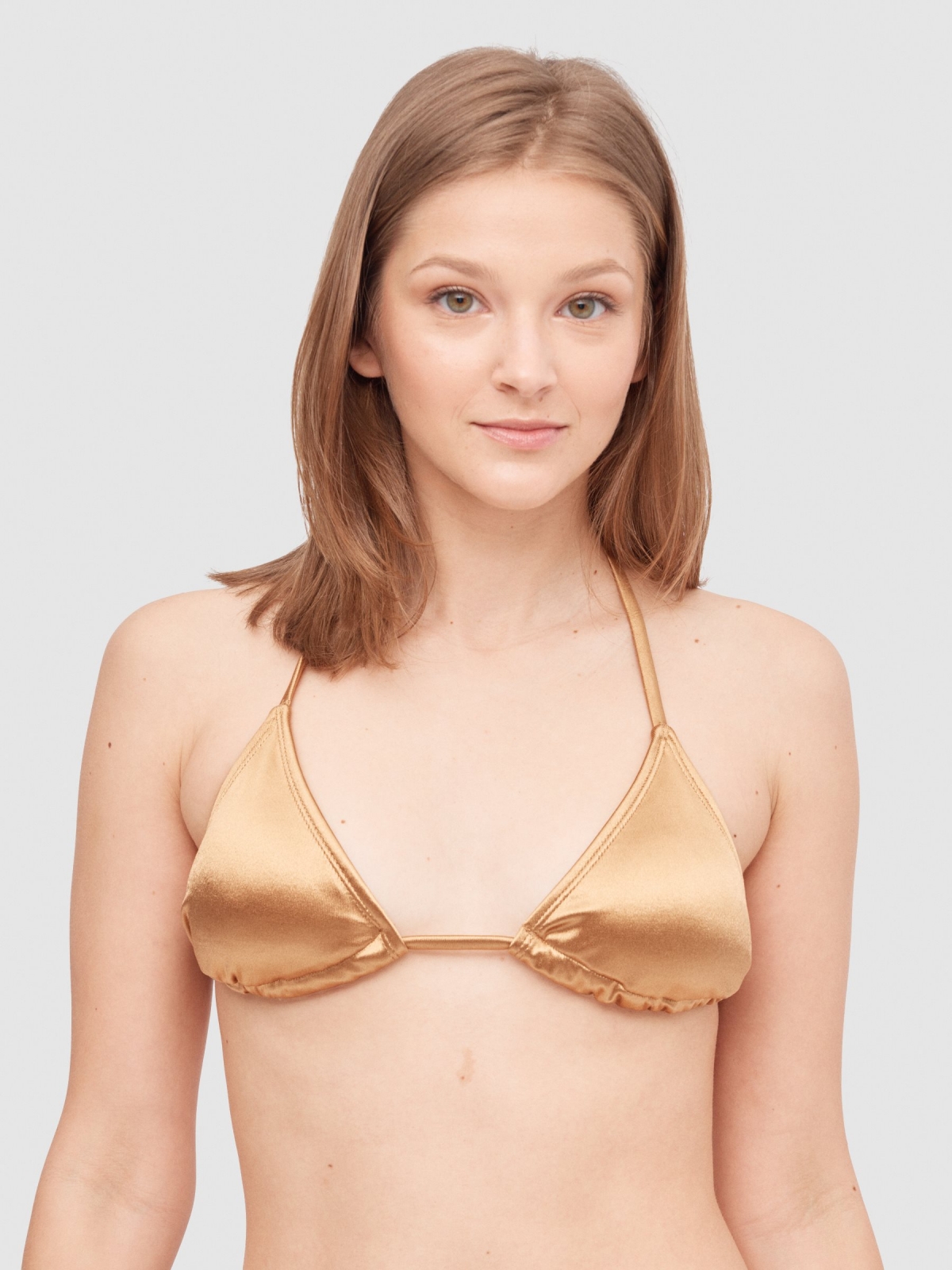 Top bikini metalizado dorado vista media frontal