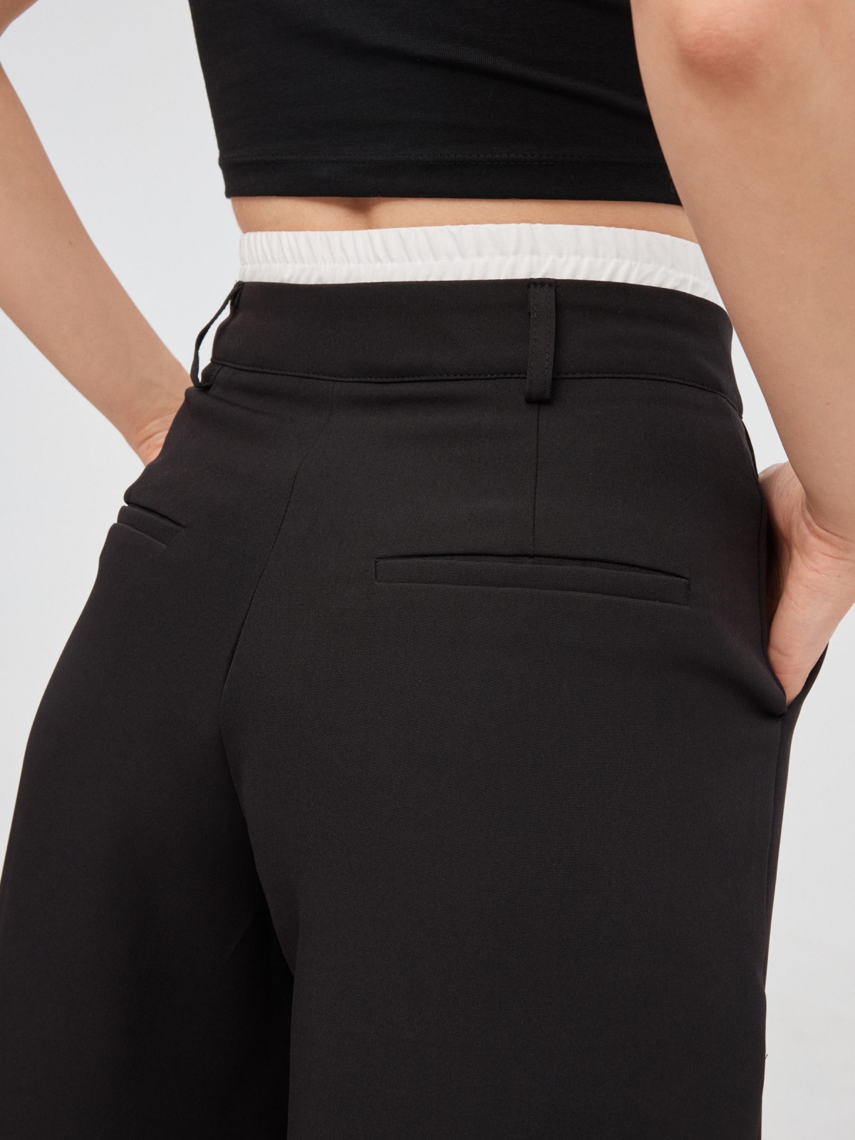 Calças tailoring cintura franzida preto vista detalhe