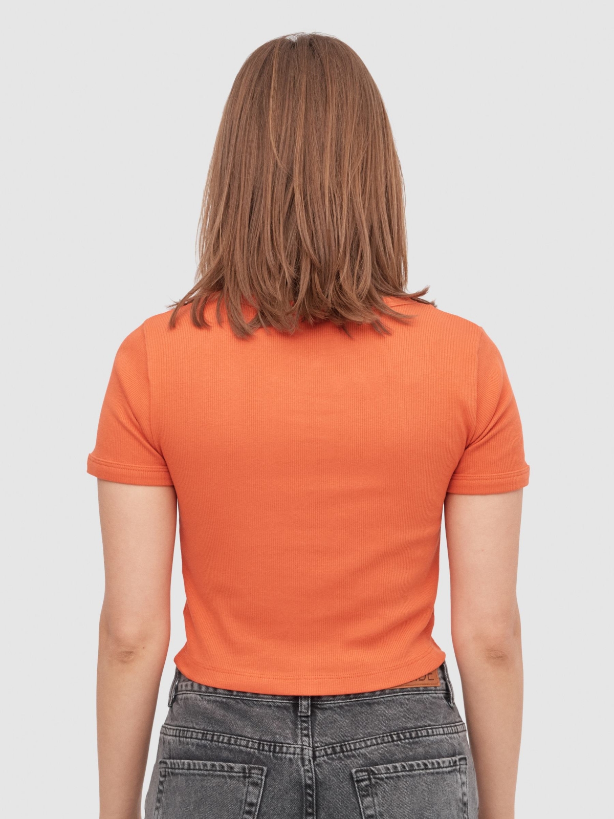 T-shirt com nervuras de caranguejo salmão vista meia traseira