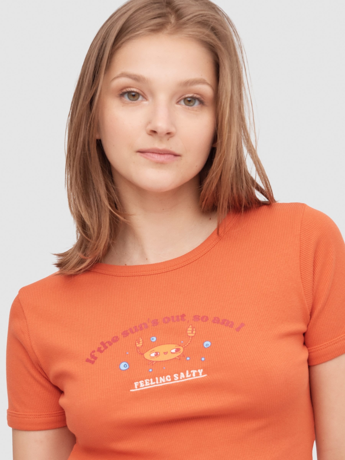 T-shirt com nervuras de caranguejo salmão vista detalhe