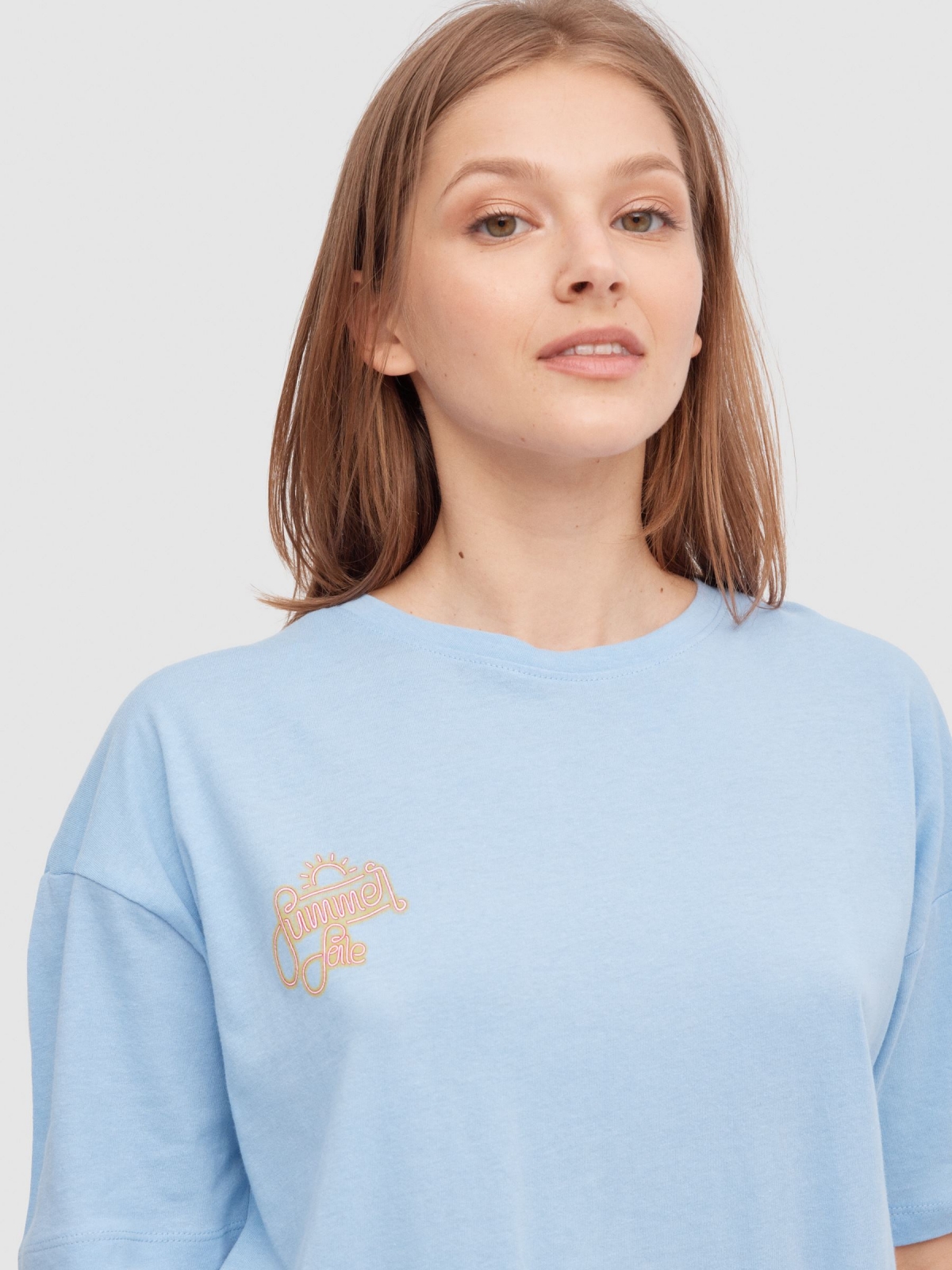 T-shirt oversize flamingo azul vista detalhe