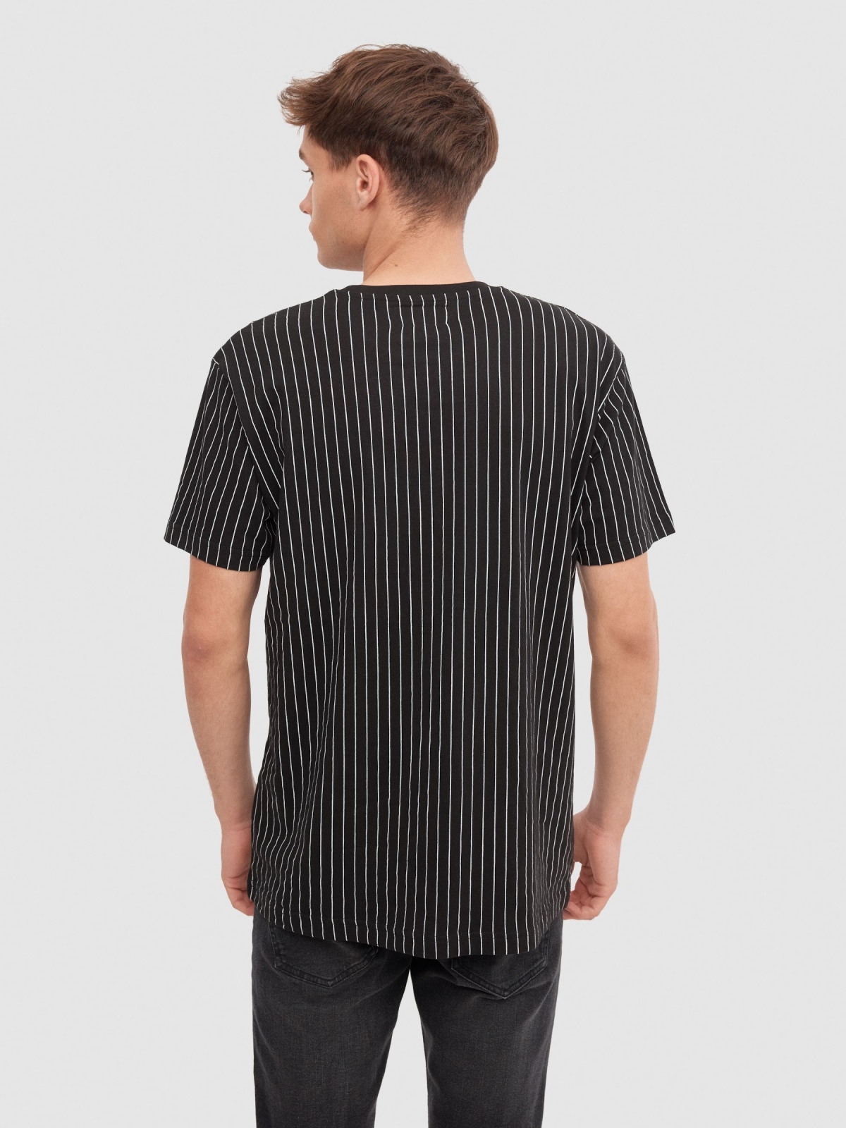 T-shirt com riscas verticais preto vista meia traseira