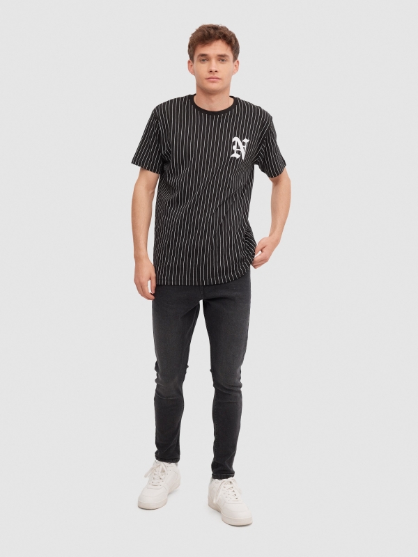 T-shirt com riscas verticais preto vista geral frontal