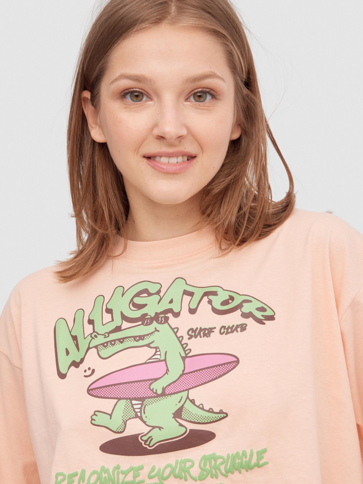 Camiseta crop cocodrilo rosa vista detalle