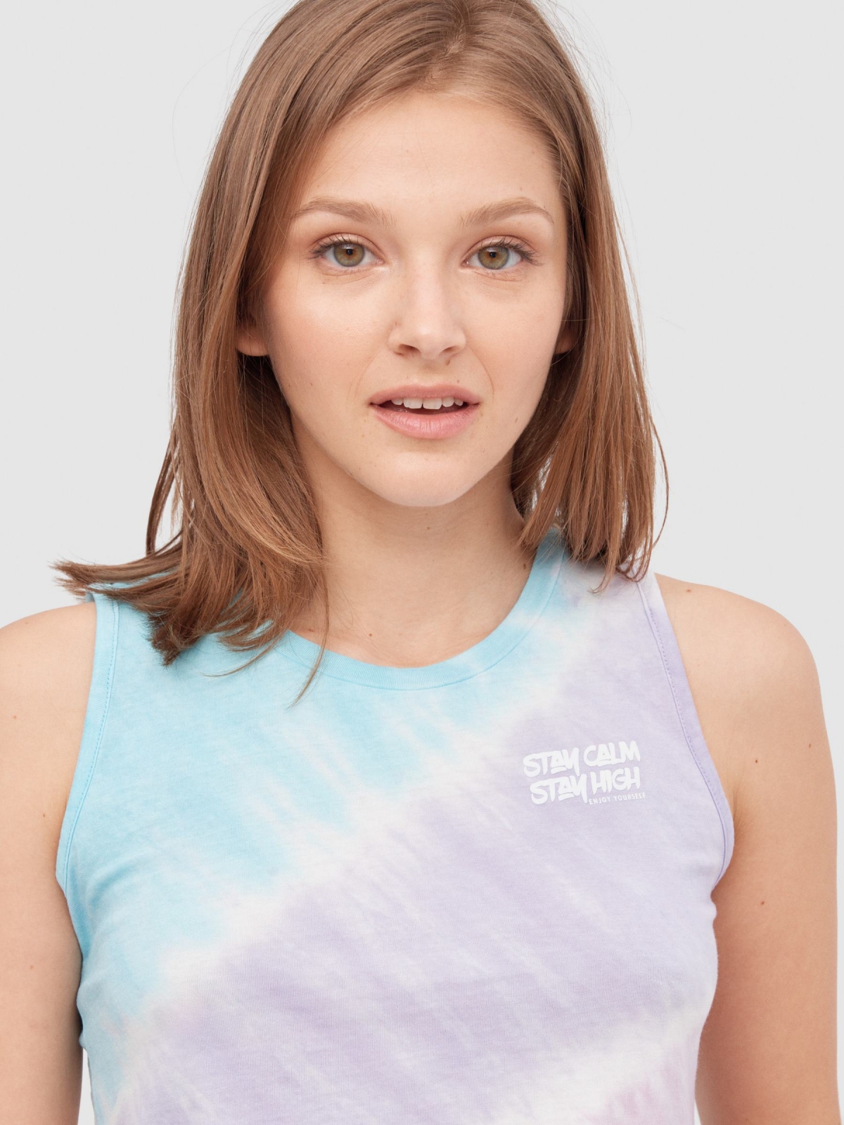 T-shirt sem mangas com efeito tie dye multicolorido vista detalhe