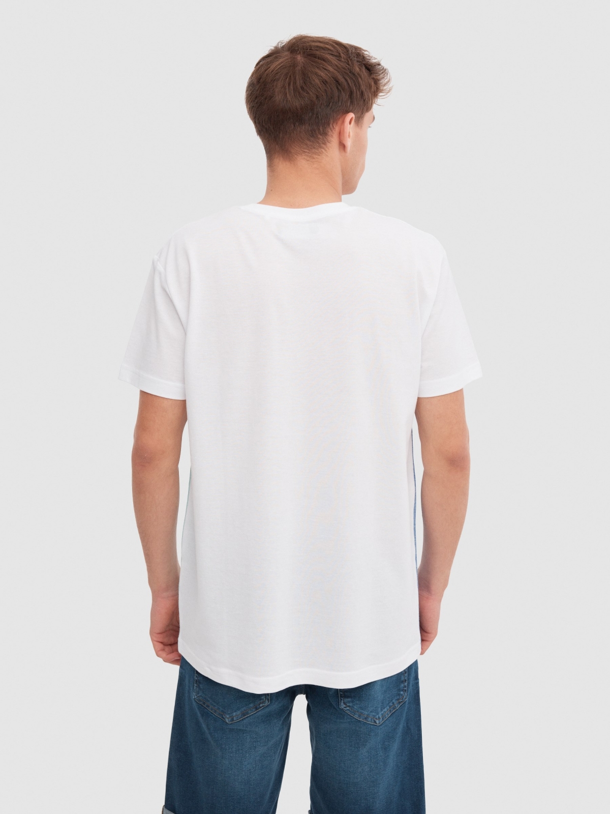 Camiseta color block asimétrico blanco vista media trasera